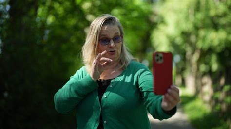 Mobile carriers urged to improve accessible phone plans for deaf and blind Canadians